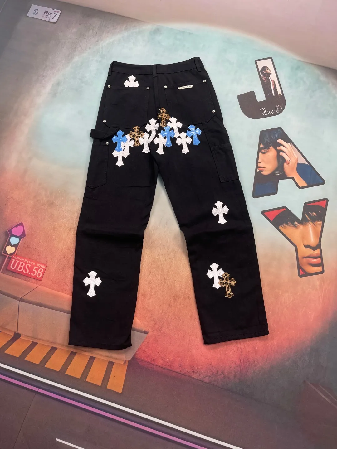 🅿️290 🔘Style No.-KL171 🔘Cro Heart𝐂𝐡𝐫𝐨𝐦𝐞 𝐇𝐞𝐚𝐫𝐭 25FW CH Large Cross Snake Print Leather Work Wear Logging Jeans* It is made of beaded canvas fabric and has been washed with heavy water. The upper body has a great texture and the pants are particularly tall and straight. The whole trousers are three-dimensionally cut, and the shape is simply amazing! The hardware is custom-made by ZP. The beaded canvas is thick but soft after washing and has good breathability. There are also customized small leather labels with unique designs. The workmanship is exquisite, the wiring is neat, the details are exquisite, simple and elegant. Moreover, these pants are super cool and have a genderless style. They can be easily worn by both men and women, and they are very trendy! The matching suggestions are as follows: Cool street style: Pair the upper body with a black Crow Heart short-sleeved T-shirt, a black motorcycle leather jacket, a pair of black Martin boots, a pair of black sunglasses and a black baseball cap. The overall look is cool and handsome, and it will turn heads when walking on the street. Casual and trendy style: Wear a white loose T-shirt inside, a denim jacket on the outside, and these Crocs jeans on the lower body. Wear a pair of white sneakers on your feet and a black Crocs backpack. It is casual and trendy, suitable for daily outings or gatherings with friends. Personalized mix-and-match style: Wear a colorful graffiti shirt open, a black vest underneath, and these jeans on the lower body. Wear a pair of high-top sneakers, such as Converse's colorful models. For accessories, you can choose some metal necklaces and bracelets to create a personalized mix-and-match style, which is very suitable for music festivals or trendy parties.  Size: S M L XL XXL (28.30.32.34.36) Color: Black